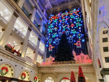 Philadelphia, Pennsylvania, ABD - 8 Aralık 2024 Macy 's Center City mağazasının içinde popüler Noel ışıkları sergileniyor.