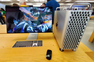 Christiana, Delaware, U.S.A - 7 Aralık 2024 - Bir Mac Pro ve Pro Ekran XDR sergileniyor, ekranın canlı renkleri ve dinamik tasarımı vurgulanıyor