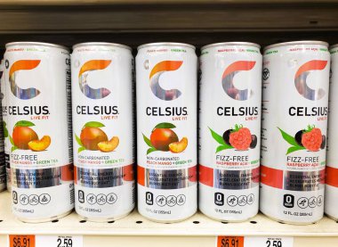 Wilmington, Delaware, ABD - 26 Kasım 2024 - Celcius Live Fit enerji içeceği farklı aromalı şeftali mango, yeşil çay ve ahududu acai