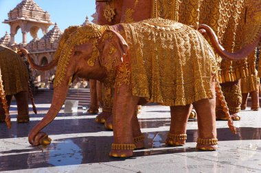 Robbinsville, New Jersey, ABD - 9 Kasım 2024 - Karmaşık detaylı fil heykellerinin kapatılması, BAPS Swaminarayan Akshardham 'daki bir tapınak avlusunda durun