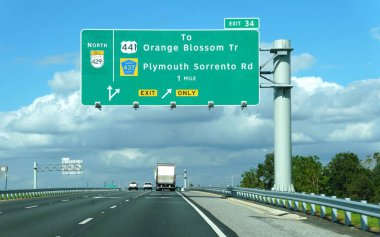 Merkez Florida, ABD - 14 Kasım 2024 - Otoyol tabelası 429 Kuzey ve Rt 441 Turuncu Blossom Tr ve Plymouth Sorrento Rd adreslerini gösteriyor..