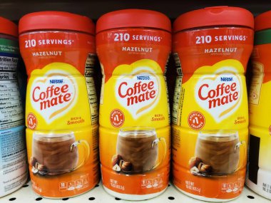 Wilmington, Delaware, ABD - 22 Aralık 2024 - Canlı, fındık aromalı kahve kapları satılmaya hazır.