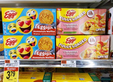 Wilmington, Delaware, ABD - 7 Ocak 2025 - Eggoji ve tamamen dolu çeşitlerin yer aldığı Kellog 'un Eggo waffleları süpermarket raflarında sergilenmektedir..