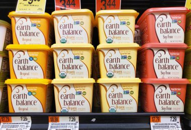 Wilmington, Delaware, ABD - 7 Ocak 2025 - Organik ve soya içermeyen seçenekler de dahil olmak üzere çeşitli Dünya Dengesi yayılımı süpermarket raflarında sergilenmektedir.