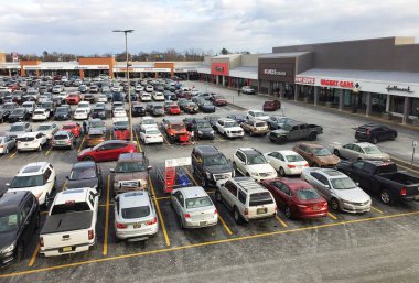 Wilmington, Delaware, ABD - 4 Ocak 2025 Güneşli bir günde Pike Creek Alışveriş Merkezi 'nin otoparkı