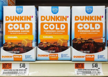 Wilmington, Delaware, ABD - 7 Ocak 2025 - Dunkin Cold Brew Karamel aromalı kahve paketleri, ferahlatıcı bir içecek için hazır.