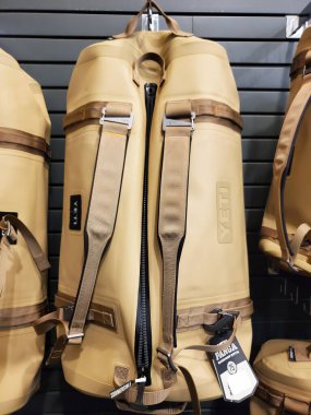 Christiana, Delaware, ABD - 15 Şubat 2025 - Yeti 'nin ten rengi, su geçirmez spor çantası.