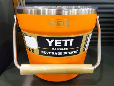Christiana, Delaware, ABD - 15 Şubat 2025 - YETI Rambler İçecek Kovası 'nın parlak turuncu rengi, maceralara hazır.