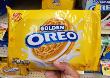 Wilmington, Delaware, ABD - 7 Şubat 2025 - Canlı sarı ambalajlı bir paket Altın Oreo aile büyüklüğünde kurabiye