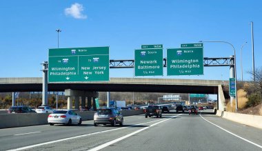 Christiana, Delaware - 15 Şubat 2025 - I-95 Kuzey ve Güney bölümlerindeki trafik manzarası, I-495 ve I-295