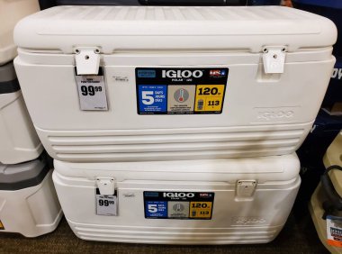 Christiana, Delaware, ABD - 15 Şubat 2025 - Igloo Kutup 120 soğutucusundan oluşan bir yığın