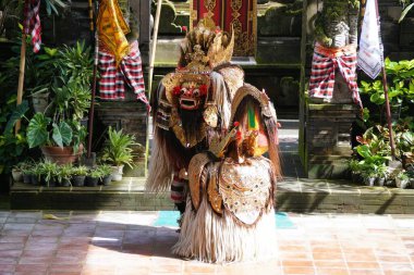 Bali, Endonezya - 26 Ocak 2025 - Sari Wisata Budaya 'nın geleneksel Bali Barong ve Keris Dansı' ndaki ejderha karakteri