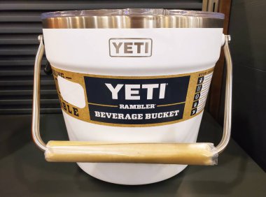 Christiana, Delaware, ABD - 15 Şubat 2025 - Paslanmaz çelik kaplamalı beyaz bir YETI Rambler İçecek Kovası