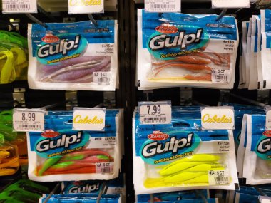 Christiana, Delaware, ABD - 15 Şubat 2025 - Gulp balık yemi çeşitli tonlarda, düzgünce raflarda sergilendi.