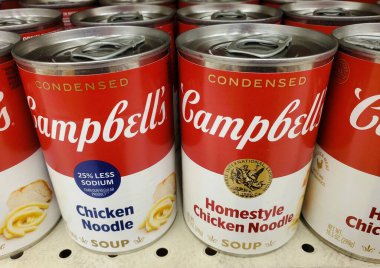 Wilmington, Delaware, ABD - 22 Şubat 2025 - Campbell 'in Yoğunlaştırılmış Tavuk Erişte Çorbası Konserveleri, ikonik kırmızı ve beyaz tasarımı.