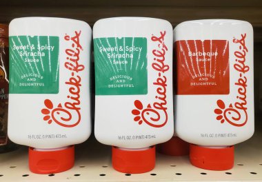 Wilmington, Delaware, ABD - 22 Şubat 2025 - Tatlı ve Baharatlı Sriracha soslu Chick-fil-A ve Barbekü aromalı,.