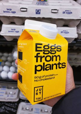 Wilmington, Delaware, ABD - 22 Şubat 2025 - Sarı karton Just Egg, kolesterolsüz yumurta ürünü ve karton başına 50 gram protein.