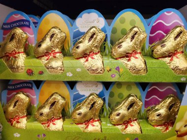 Wilmington, Delaware, ABD - 22 Şubat 2025 Lindt Golden çikolatalı tavşanlar, bahar temalı Paskalya sergisi