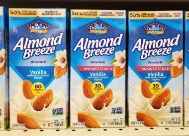 Wilmington, Delaware, ABD - 22 Şubat 2025 - Badem esintili badem süt kutuları, bir mağazanın rafında sergilendi.