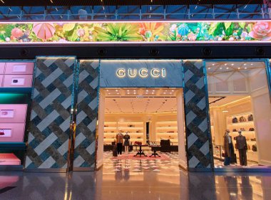 Doha, Katar - 2 Şubat 2025 - Gucci mağaza önü, markanın zarif tasarımını, sofistike grafiklerini ve renkli görüntülerini sergiliyor.