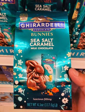 Wilmington, Delaware, ABD - 23 Şubat 2025 - bir paket Ghirardelli Deniz Tuzu Karamelli Tavşanı, Paskalya ziyafeti için hazır.