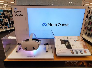 Wilmington, Delaware, ABD - 23 Şubat 2025 - Bir mağaza vitrininde bir Meta Quest 3S VR kulaklık ve denetleyiciler görüntülendi.