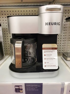 Wilmington, Delaware, ABD - 23 Şubat 2025 - Keurig K-Duo K-Cup Pod ve Carafe Coffee Maker, 12 bardak sürahi.