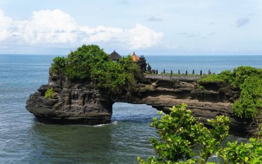 Endonezya 'nın Bali adasında güzel bir kaya oluşumu. Eski Hindu hac tapınağı Pura Tanah Lot' un evi..