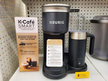 Wilmington, Delaware, ABD - 23 Şubat 2025 - Bir Keurig K-Cafe Smart tek seferlik kahve, latte ve kapuçino makinesi.