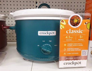 Wilmington, Delaware, ABD - 23 Şubat 2025 - Yeşil renkli klasik Crock-Pot yavaş pişiren, doyurucu bir yemeğe hazır.