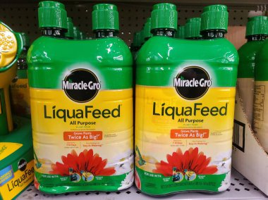 Wilmington, Delaware, ABD - 25 Şubat 2025 Mucize Gro Sıvı Besleme Şişeleri, bitkileri beslemeye hazır.