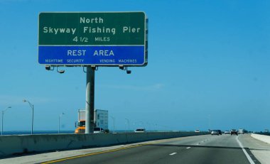 St. Petersburg, Florida, ABD - 10 Kasım 2024 Kuzey Skyway Balıkçılık İskelesi ve Dinlenme Alanı çıkışı