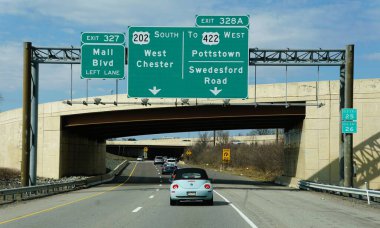 Pennsylvania, U.S.A - 10 Mart 2025 - Otoyol işaretleri 202 ve 422 no 'lu otobanlarda birleşiyor..
