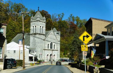 Jim Thorpe, Pennsylvania, ABD - 19 Ekim 2024 - Sakin bir kasaba caddesi, evlerle ve seçkin bir kiliseyle kaplı, huzurlu bir atmosfer sunuyor.