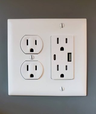 Lewes, Delaware, ABD - 2 Mart 2025 Entegre USB ve Tip-C portları ile modern bir outlet.