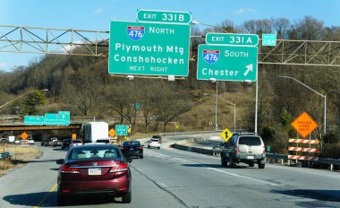 Pennsylvania, ABD - 9 Mart 2025 - Plymouth Toplantı ve Conshohocken otoyolu işaretleri, 476 no 'lu otoyolun kuzey ve güneyindeki trafiği yönetmektedir..