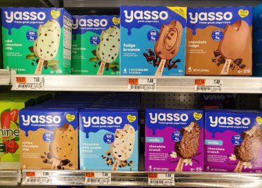 Wilmington, Delaware, ABD - 18 Mart 2025 Bir süpermarket rafında sergilenen çeşitli Yasso donmuş Yunan yoğurt çubukları.