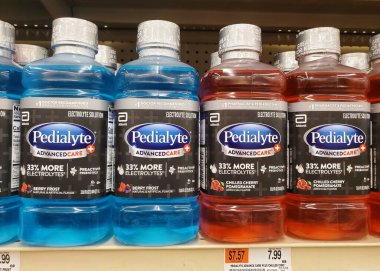 Wilmington, Delaware, ABD - 4 Mart 2025 - Kırmızı ve mavi sıvı Pedialyte şişeleri, Berry Frost ve Soğuk Kiraz Nar aromalı.