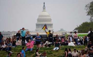 Washington D.C., ABD - 29 Mart 2025 Ulusal AVM 'de toplanan kalabalık, Blossom Uçurtma Festivali için Capitol Binası önünde bir günün tadını çıkarıyor.