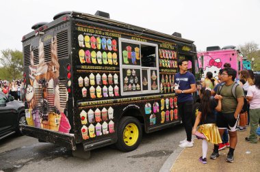 Washington D.C., ABD - 29 Mart 2025 - Gezici bir tatlı kamyonu, geniş bir yelpazede buzlu dondurma, köpüklü çay ve diğer ferahlatıcı ikramları sunuyor..