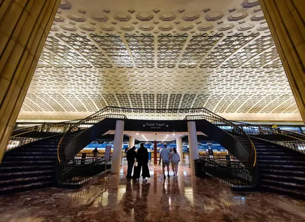 Washington D.C., ABD - 29 Mart 2025 Washington Union İstasyonu 'nun içinde nefes kesen şekilli bir tavana çıkan büyük merdiven.