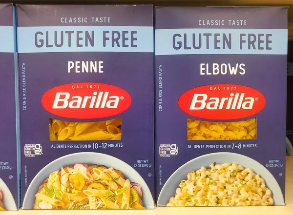 Delaware, ABD - 7 Nisan 2025 - İki kutu glütensiz makarna, Barilla Penne ve Elbow çeşitleri sergileniyor.