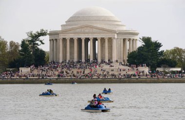 Washington D.C., ABD - 29 Mart 2025 Gelgit Havzası 'ndaki kürek teknelerinde ziyaretçiler ve Lincoln Anıtı..