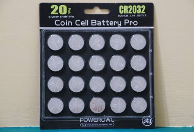 Delaware, ABD - 7 Nisan 2025 - 20 CR2032 madeni para pili, kullanıma hazır.