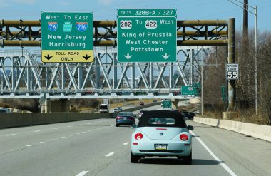 Pennsylvania, ABD - 7 Nisan 2025 - Prusya Kralı, West Chester, Pottstown ve PA 'nın New Jersey ve Harrisburg çıkışları ile otoyolda trafik