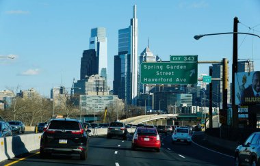 Philadelphia, Pennsylvania, ABD - 7 Nisan 2025 Schuylkill Otoyolu ve Spring Garden Caddesi ve Haverford Bulvarı 'nın 343 numaralı çıkışında trafik