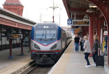 Wilmington, Delaware, ABD - 30 Mart 2025 Amtrak trenine binen yolcular.