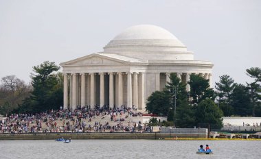 Washington D.C., ABD - 29 Mart 2025 Jefferson Memorial etrafında güneşli bir günün tadını çıkaran büyük bir kalabalık toplandı..