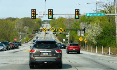 Pottstown, Pennsylvania, ABD - 20 Nisan 2024 100. karayolundan geçen bir demiryolu kavşağında trafik sorunsuzca akıyor.