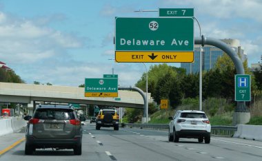 Wilmington, Delaware, ABD - 27 Nisan 2025 Delaware Bulvarı 'nda I-95 karayolu işaretleri ve 77. çıkış..